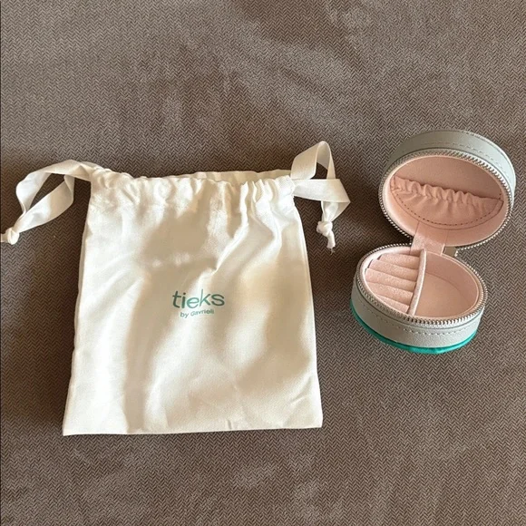 NWT Tieks travel jewelry zip case (2025 advent calendar) - gray - Picture 2 of 2